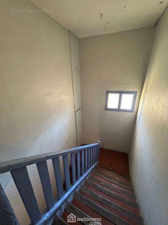 Parties communes : Escalier d'accès à l'appartement au 1er Etage - Appartement à SETE