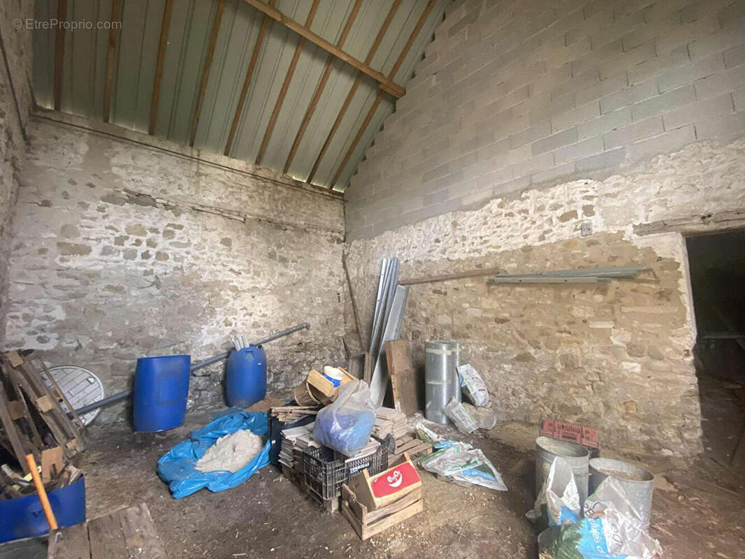 Parking à NEUILLY-SAINT-FRONT