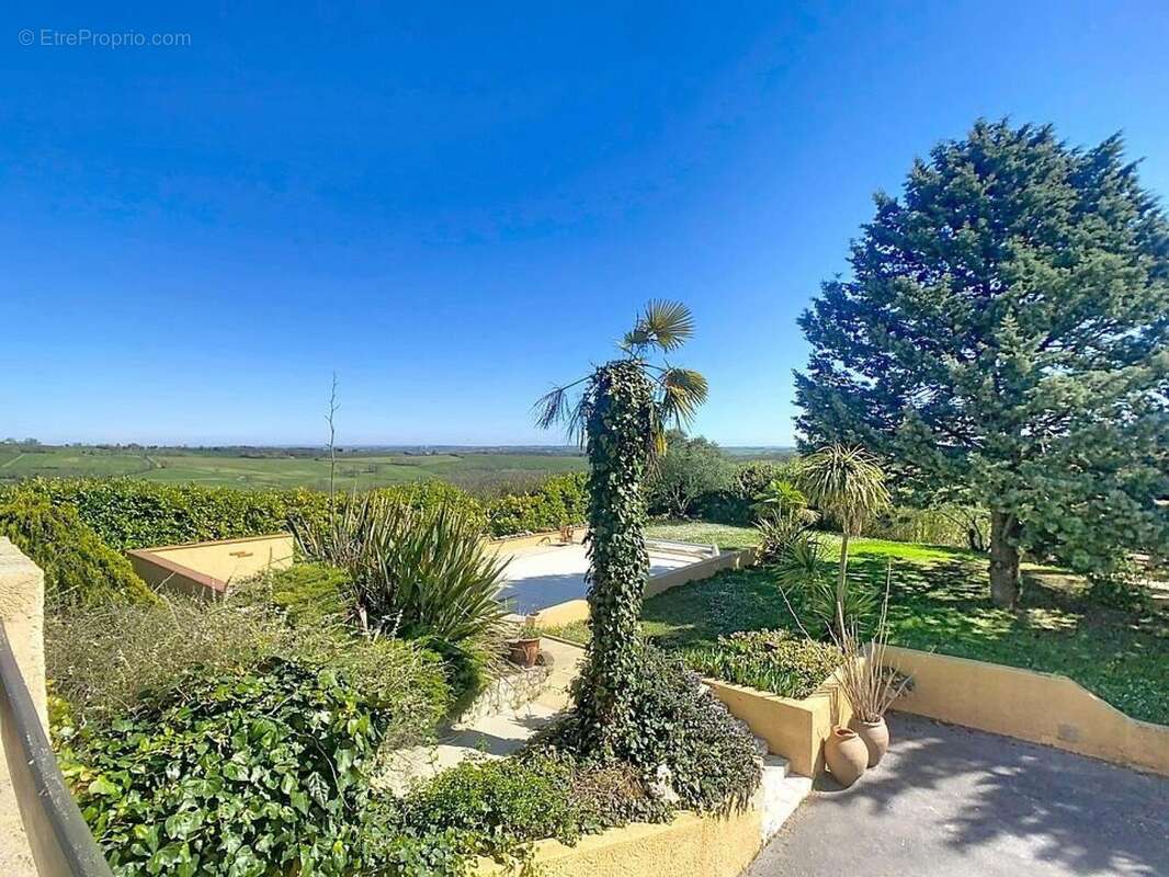 Maison 218 m² à Castelnau-Barbarens  - photo 4