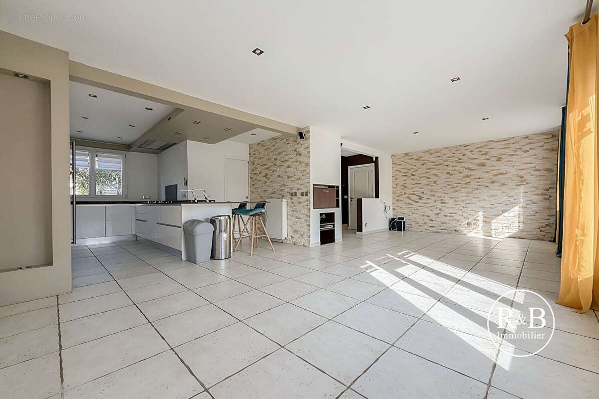 Maison à LES CLAYES-SOUS-BOIS