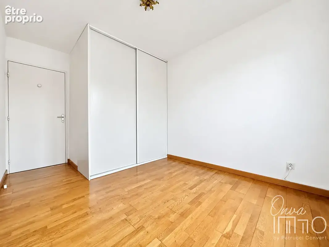 Neuville Centre - Lumineux T2 de 53m² avec balcon et garage - photo 7