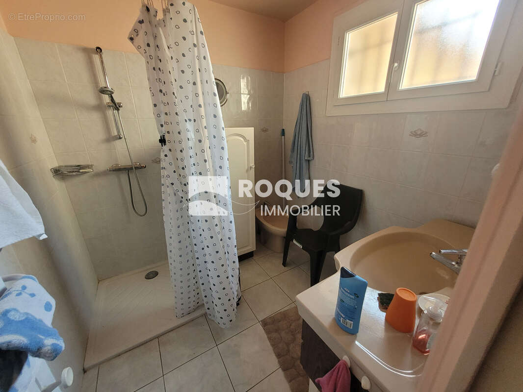 Au POUJOL SUR ORB , maison de village environ 150 m2 habitable divisé en 2 appartements, grand garage, et une - photo 9