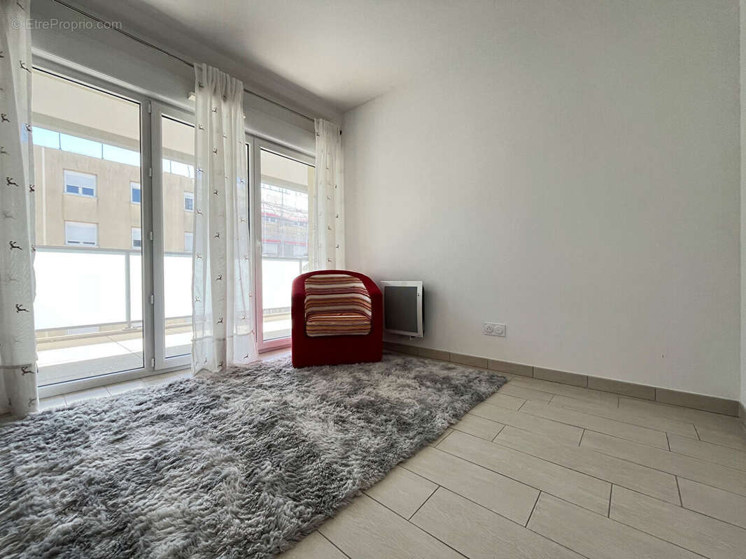 Appartement à SAINT-LAURENT-DU-VAR