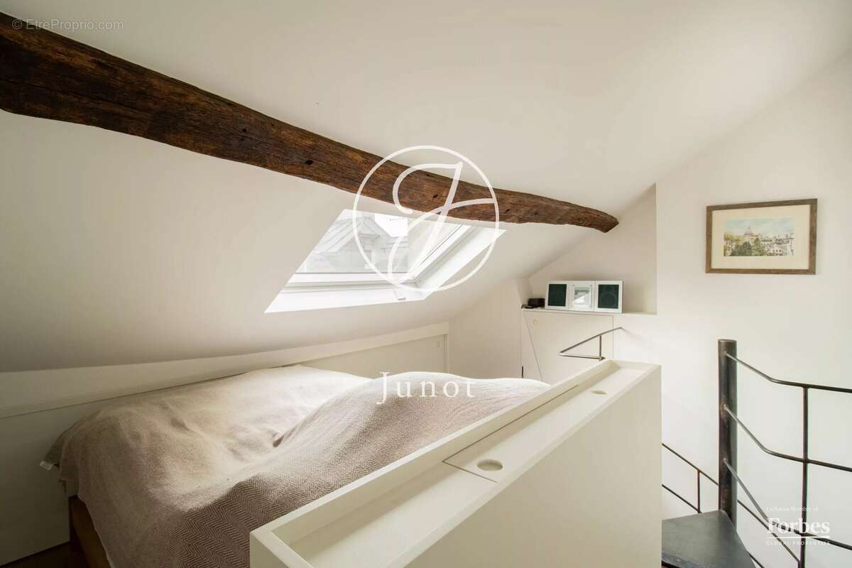 Paris 7e - CARRÉ DES ANTIQUAIRES - Duplex à vendre - 2 pièces - 39,24m² Carrez - 57,53m² au sol - 1 chambre - Dernier étage. - photo 13