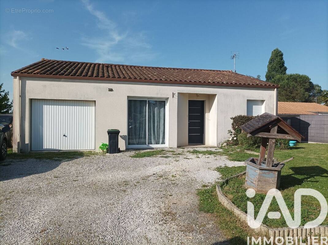 Photo 1 - Maison à CORME-ROYAL