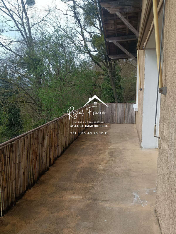 Belle terrasse pour y passer des moments agréables  - Maison à CHATELLERAULT