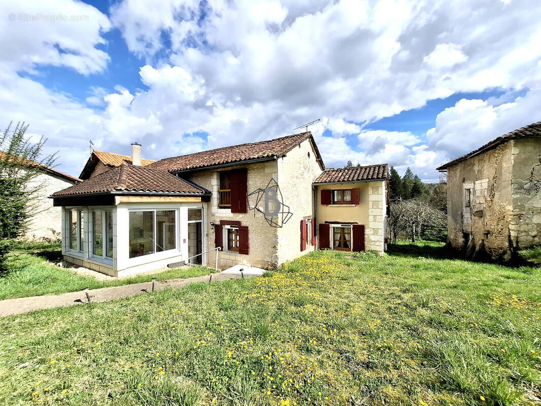 Maison à CHAMPAGNAC-DE-BELAIR