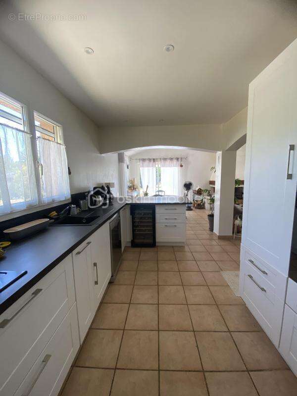 Maison familiale de plain-pied avec piscine sur près de 2000m2 de terrain - photo 8