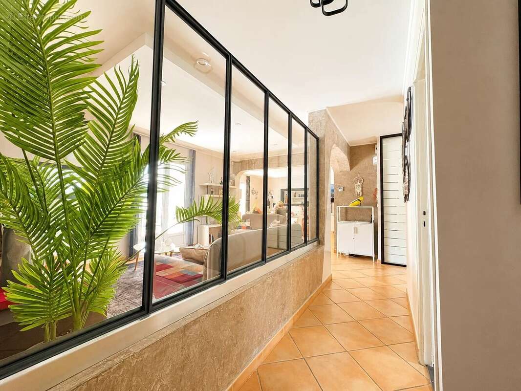 Vidauban – Élégante villa de plain-pied de 140 m² avec piscine sur un terrain de plus de 2 550 m² - photo 10