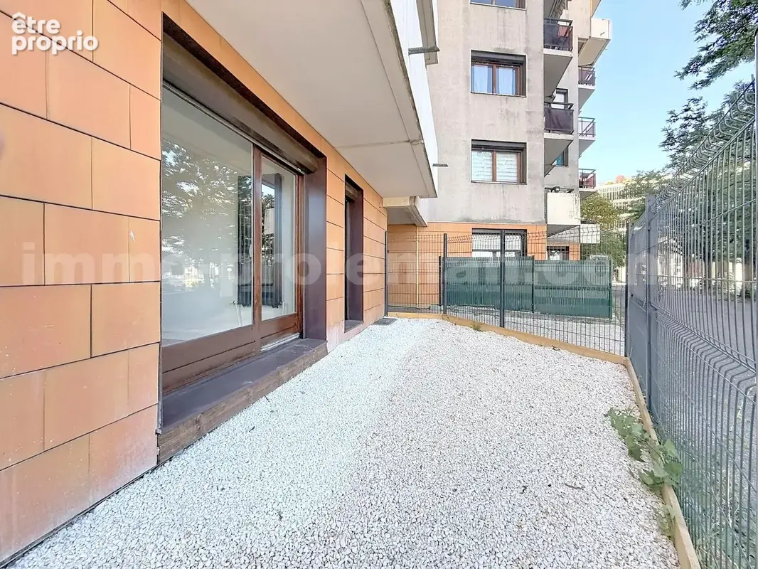 Appartement_T4_Annemasse_belle_superficie_proximitée_frontière_Suisse_tram_Ceva_direction_GENEVE_Frontaliers_Cuisine_Séjour_Terrasse_