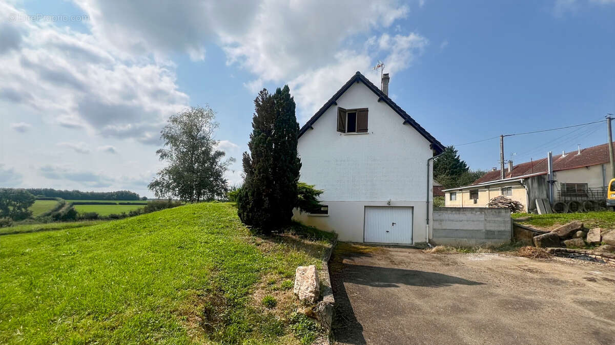 Maison rénovée avec potentiel de suite parentale, grand terrain et sous-sol total   Rare sur le secteur - photo 2