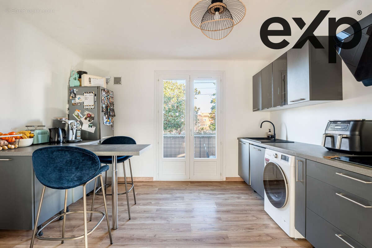 Cuisine spacieuse  - Appartement à CHATEAUNEUF-LES-MARTIGUES