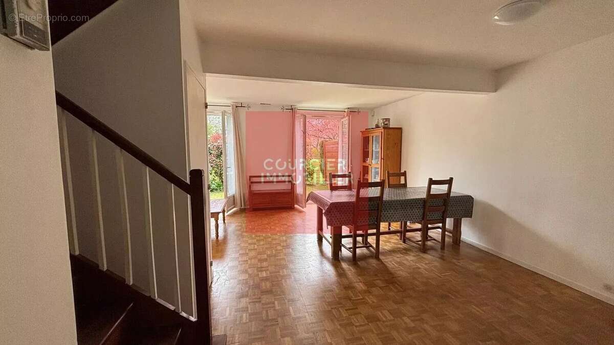 Maison à LE MESNIL-SAINT-DENIS