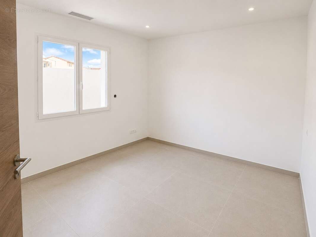 Villa contemporaine de plain-pied avec piscine et vue panoramique dans un environnement calme - photo 7