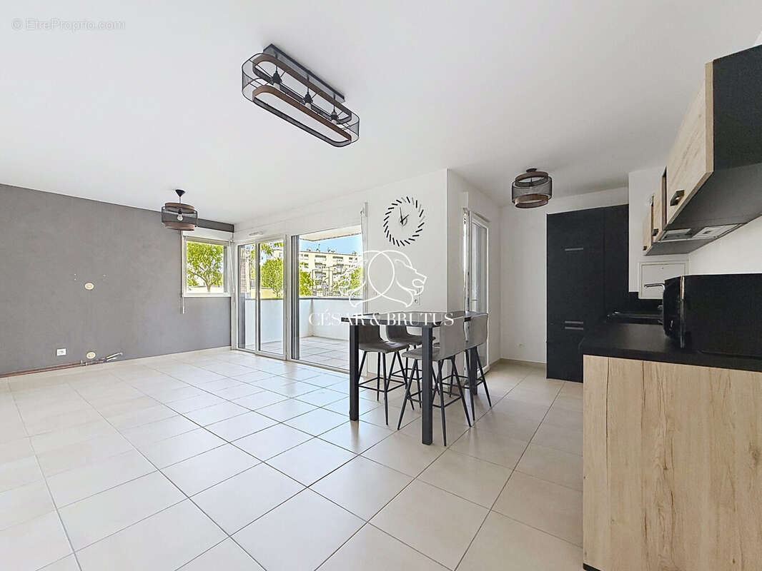 Appartement 63 m² à Bron  - photo 2