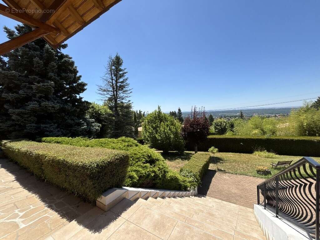 Maison à CREUZIER-LE-VIEUX