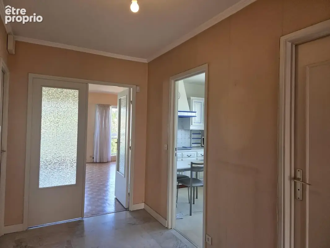 Bel appartement familial de 4 pièces avec balcons et parkings   À fort potentiel ! - photo 11