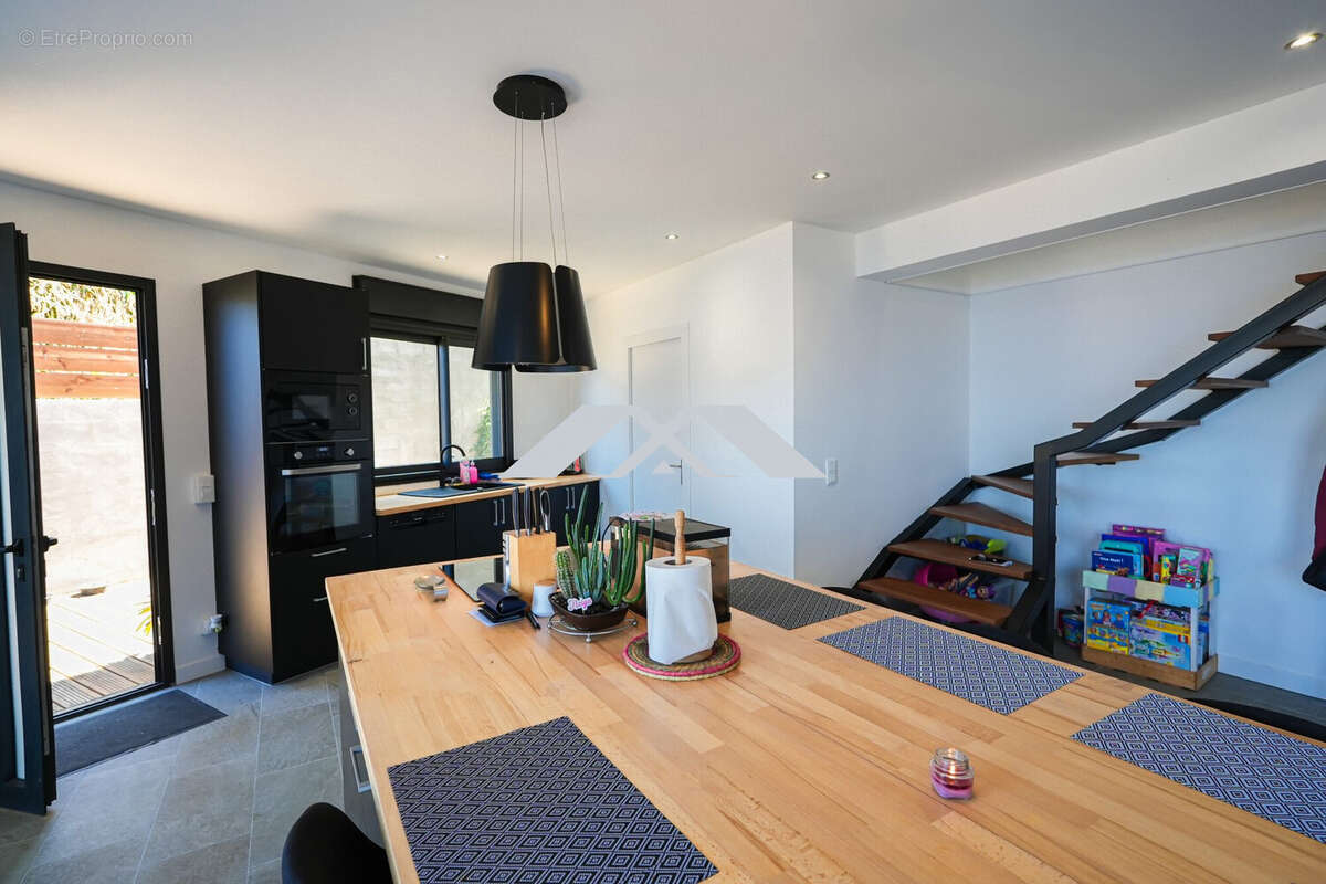 Maison à LES TROIS-BASSINS