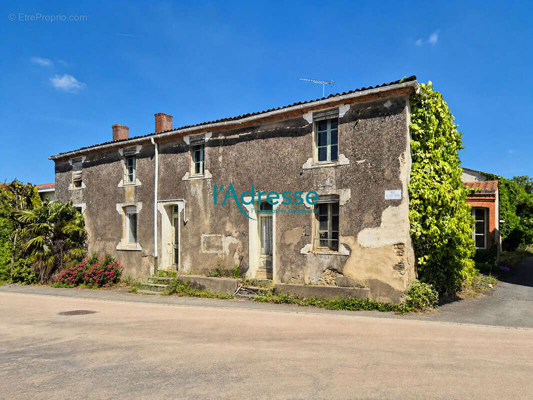 Maison à MONTREVAULT