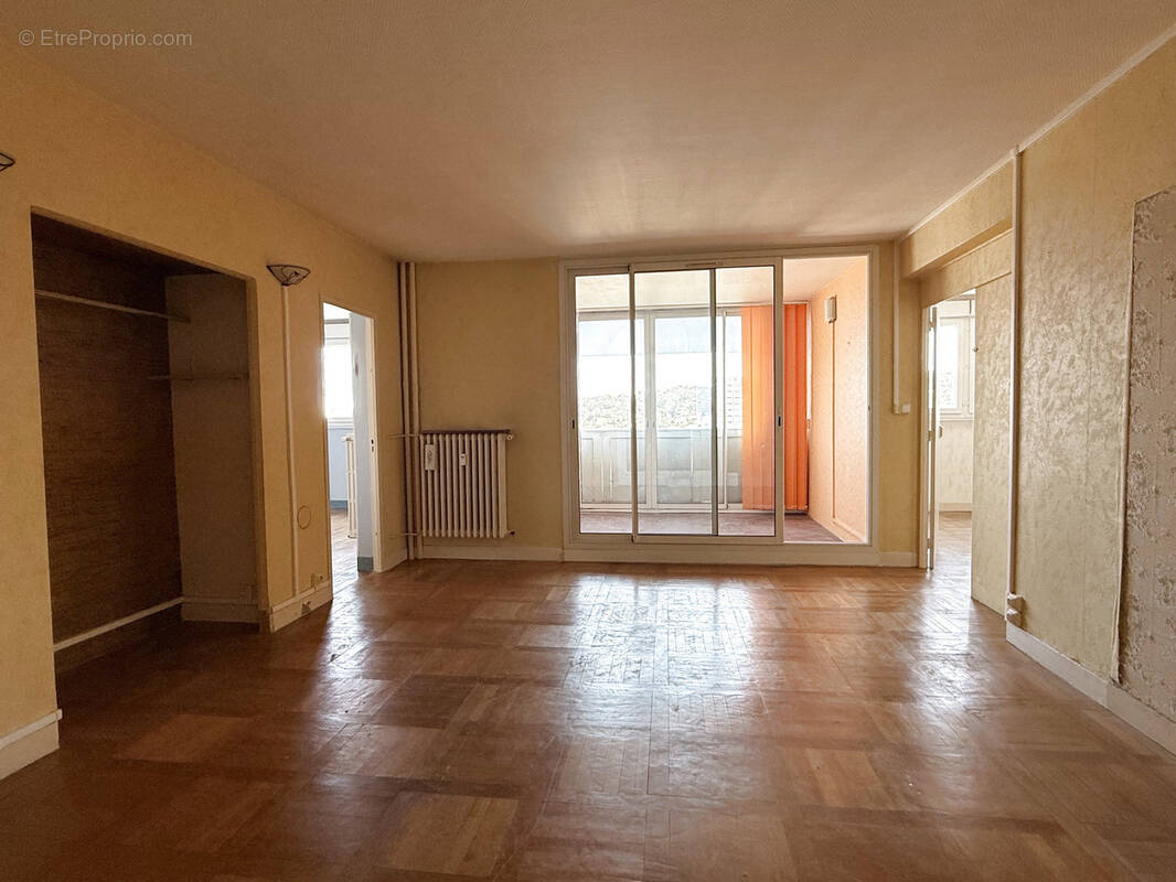 Appartement à BAGNOLS-SUR-CEZE
