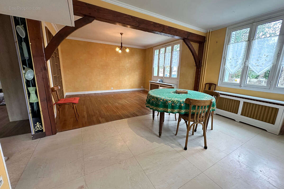 Maison à SAINTE-GENEVIEVE-DES-BOIS