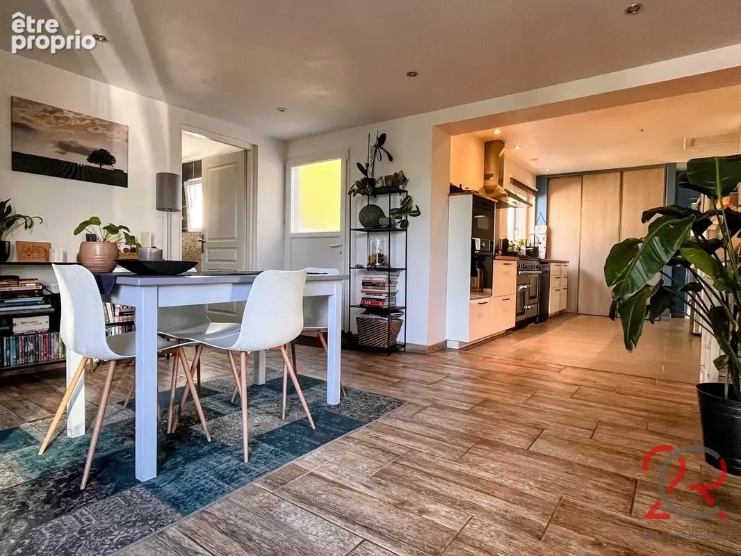 Maison aux beaux volumes avec 4 chambres, garage et piscine - photo 6