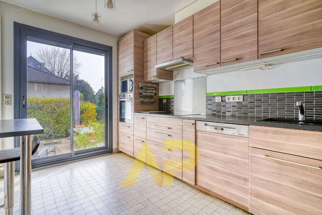 Maison à VERRIERES-LE-BUISSON