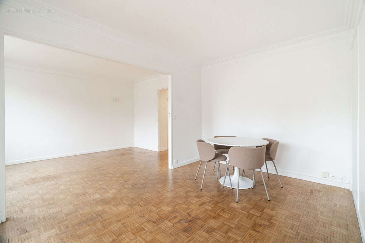 Appartement à PARIS-16E