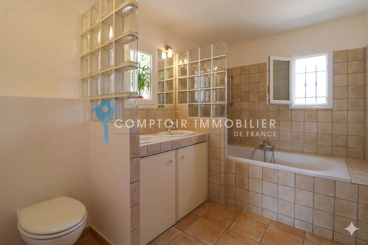 ENTRE UZES, NIMES ET AVIGNON : Villa récente P4 avec piscine et jardin - photo 11
