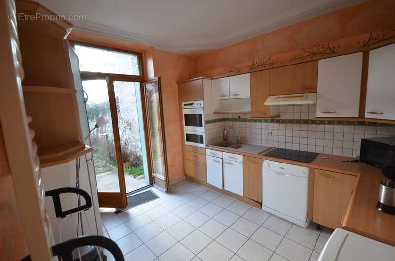Proche de LA FERTE SOUS JOUARRE (77) à vendre maison de 7 pièces avec local commercial - photo 4