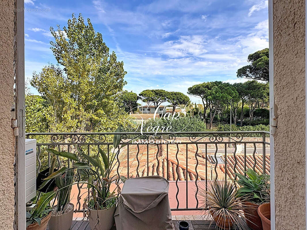Appartement vue mer proche plage  rénové en dernier étage à vendre à saint tropez - photo 3