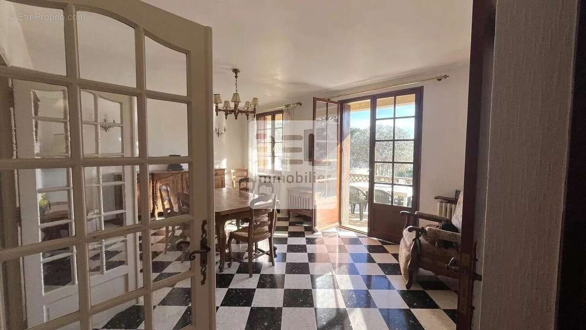 Maison à LAUDUN-L'ARDOISE