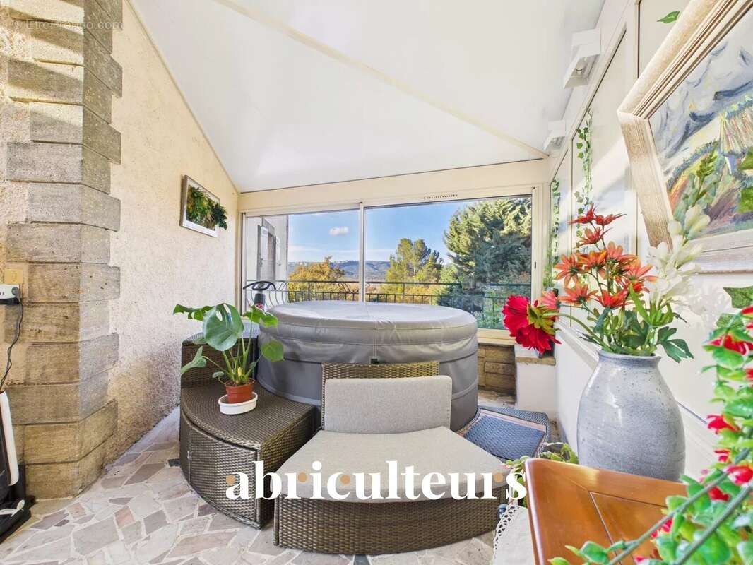 Maison à LA ROQUE-D&#039;ANTHERON