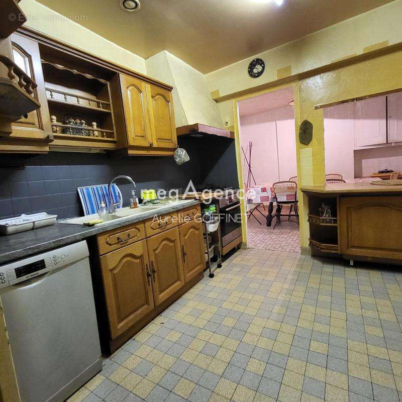 Maison à LAROCHE-SAINT-CYDROINE