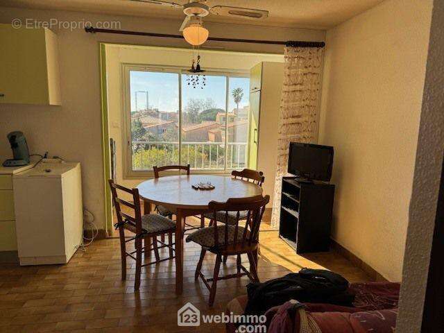 Vue du séjour de l'entrée - Appartement à AGDE