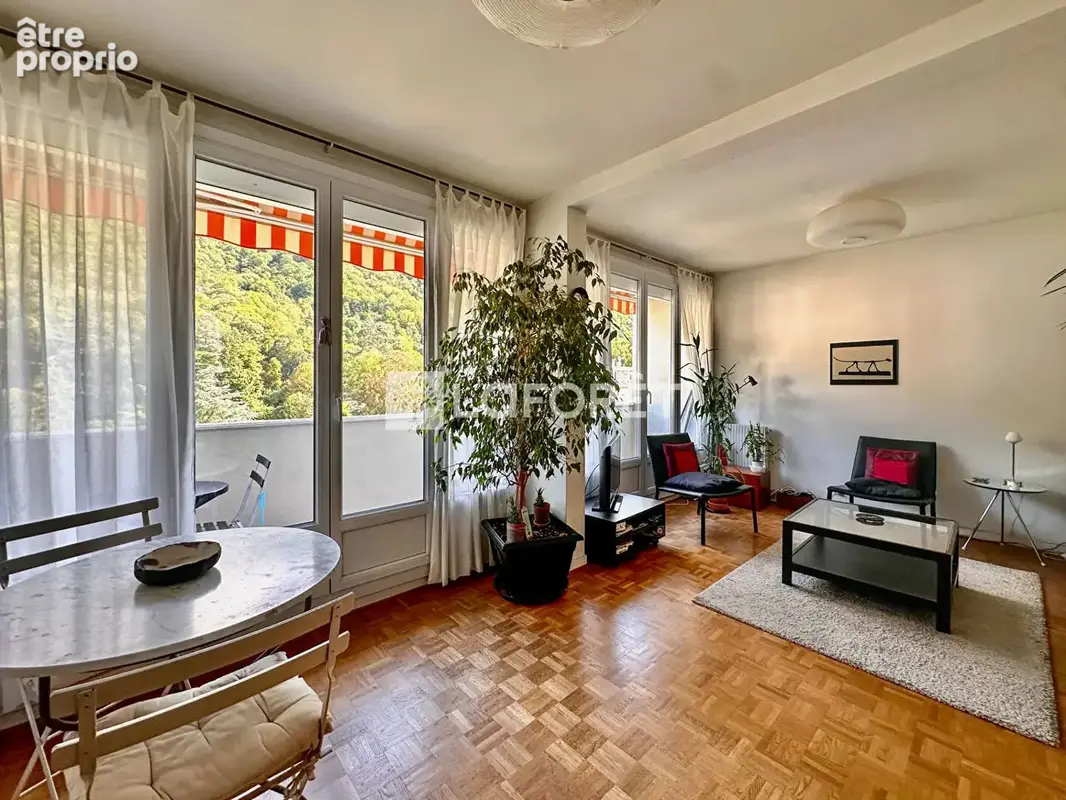Appartement à SAINT-MARTIN-D'HERES