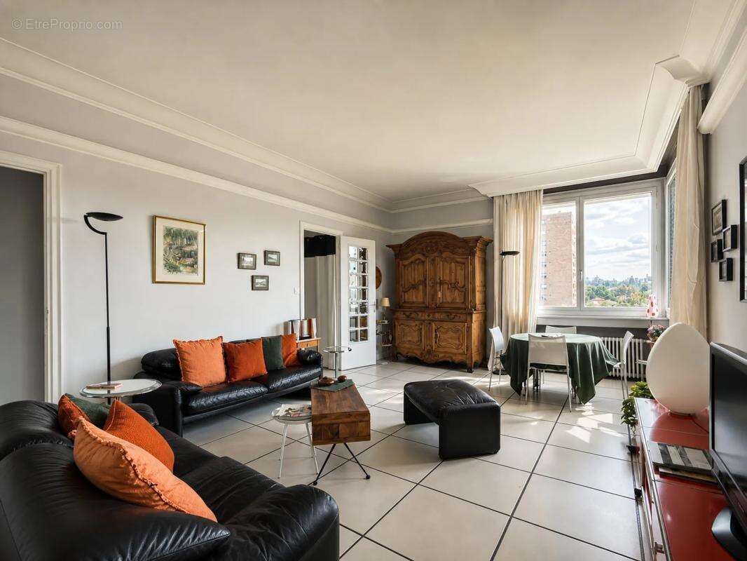 Appartement de 5 pièces de 174 m² à Saint-Étienne - photo 2