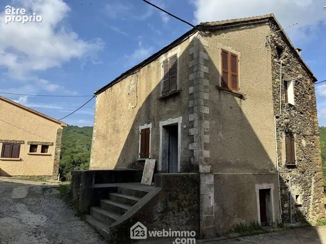Une maison divisée en 2 appartements