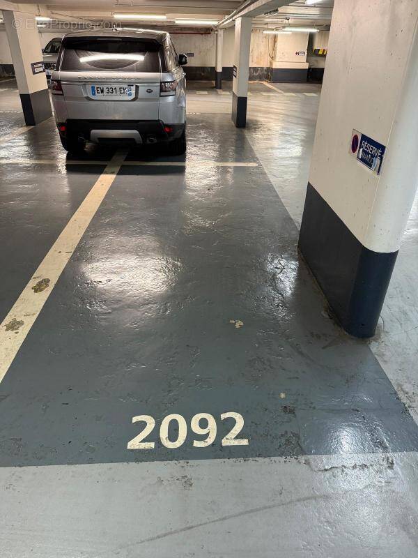 Parking à PARIS-2E