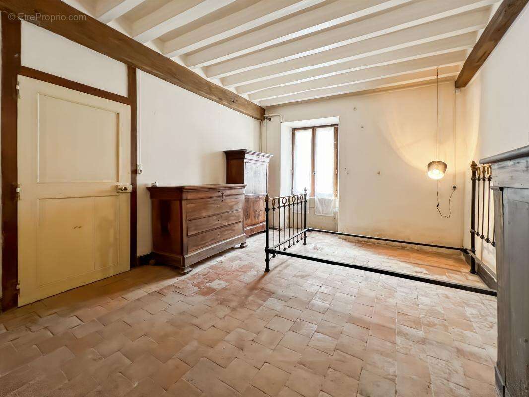  Bâtisse en pierres avec dépendances et fort potentiel à Saint-Péravy-la-Colombe  - photo 7