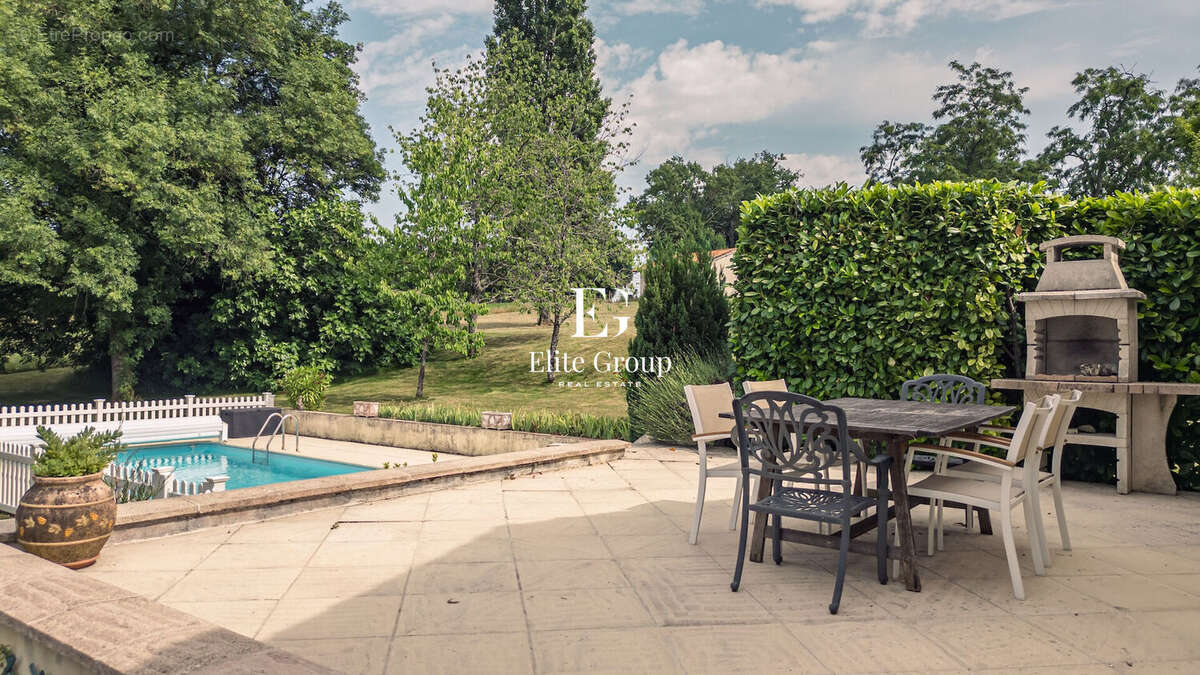 Maison à MONTMOREAU-SAINT-CYBARD