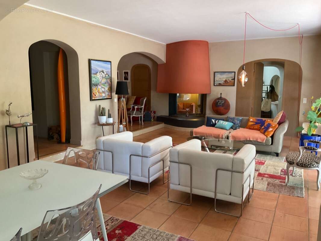 Proprieté  à 20 mns d'Aix en Provence sur la commune de Rognes  380m2 avec 8 chambres - photo 10