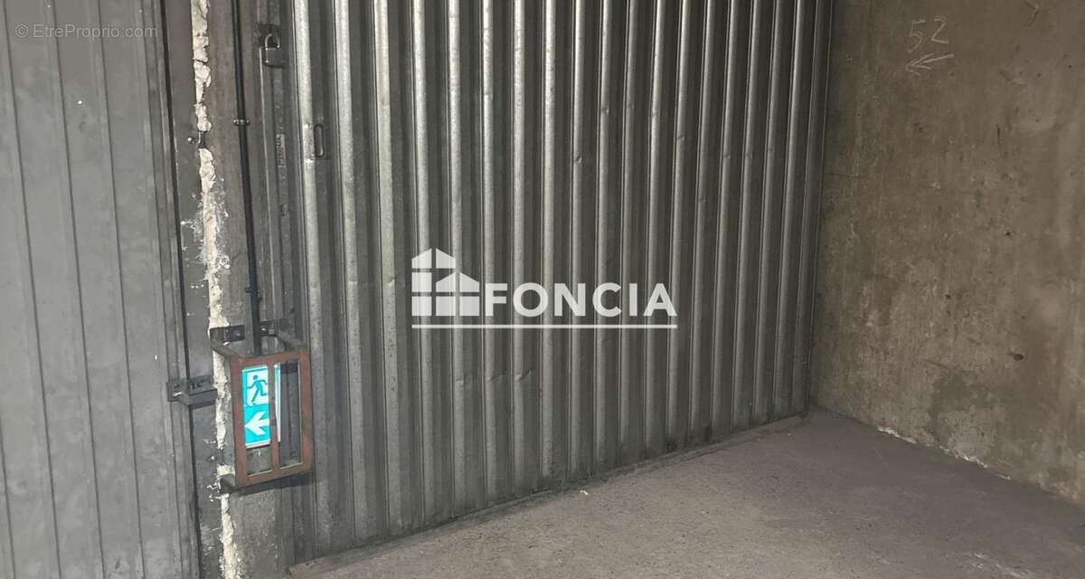 Parking à PARIS-18E