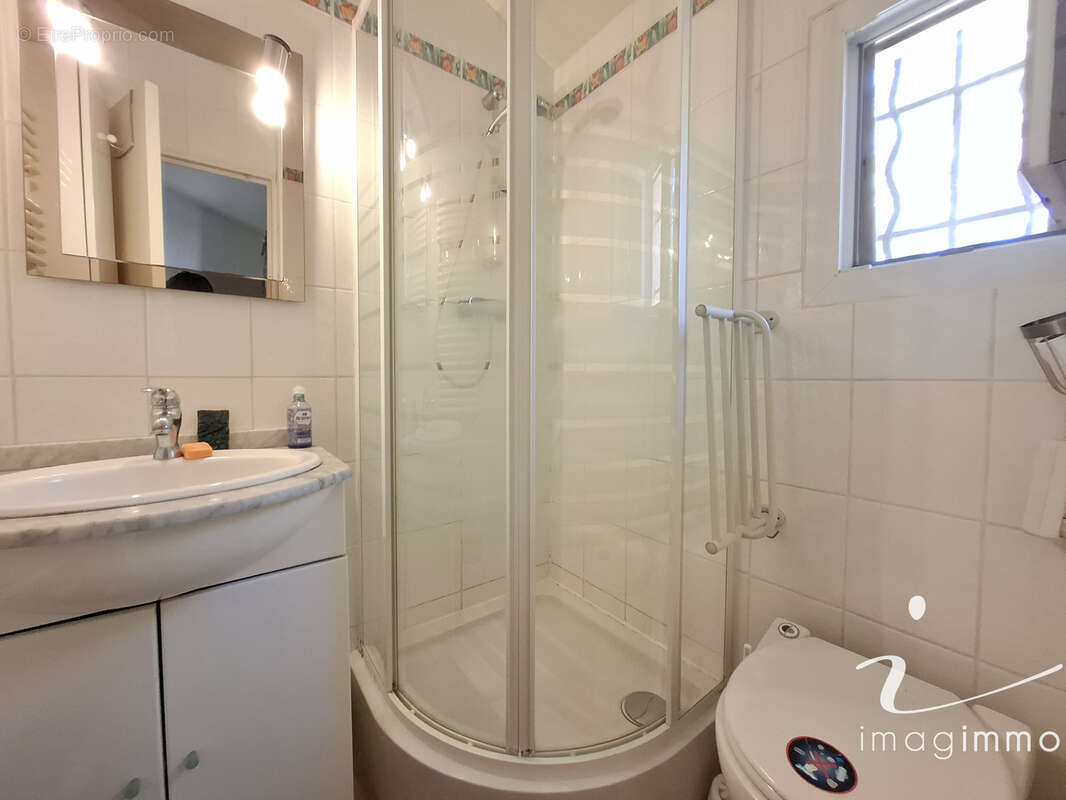 Au calme, découvrez cette villa pleine de charme avec 4 chambres sur une parcelle de plus de 600 m2 dans un éc - photo 10
