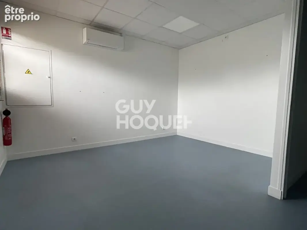 Vous cherchez un local commercial ? Local 200m2 à Saussay - Axe Passant - photo 2