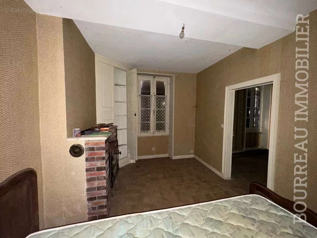 Maison à LA CELLE-SAINT-CYR