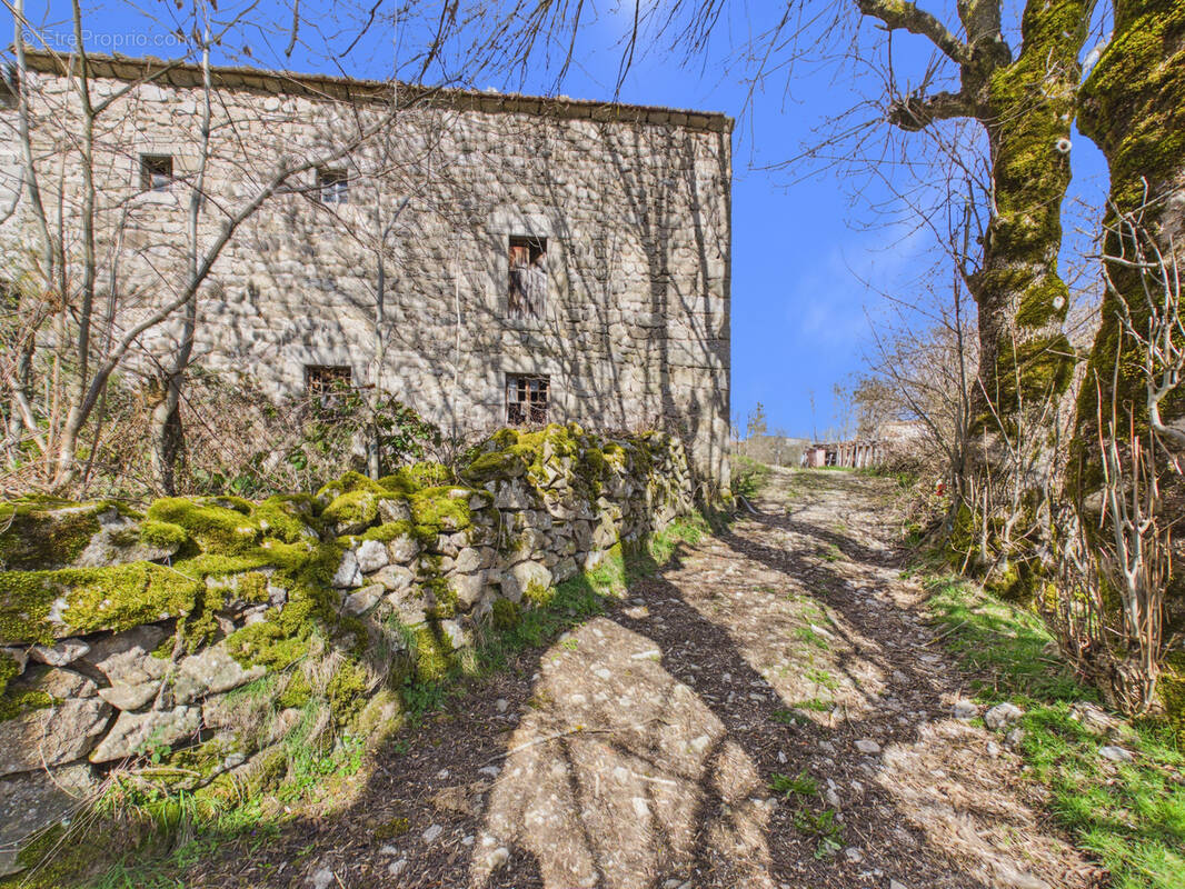 Parking à VENTEUGES