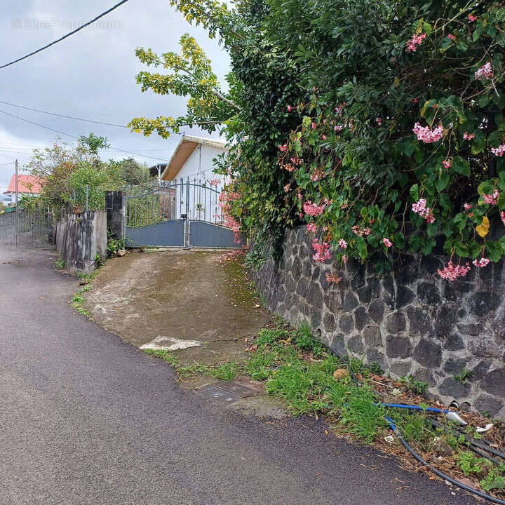Maison F 3 plein pied  avec Jardin - Maison à SAINT-LOUIS
