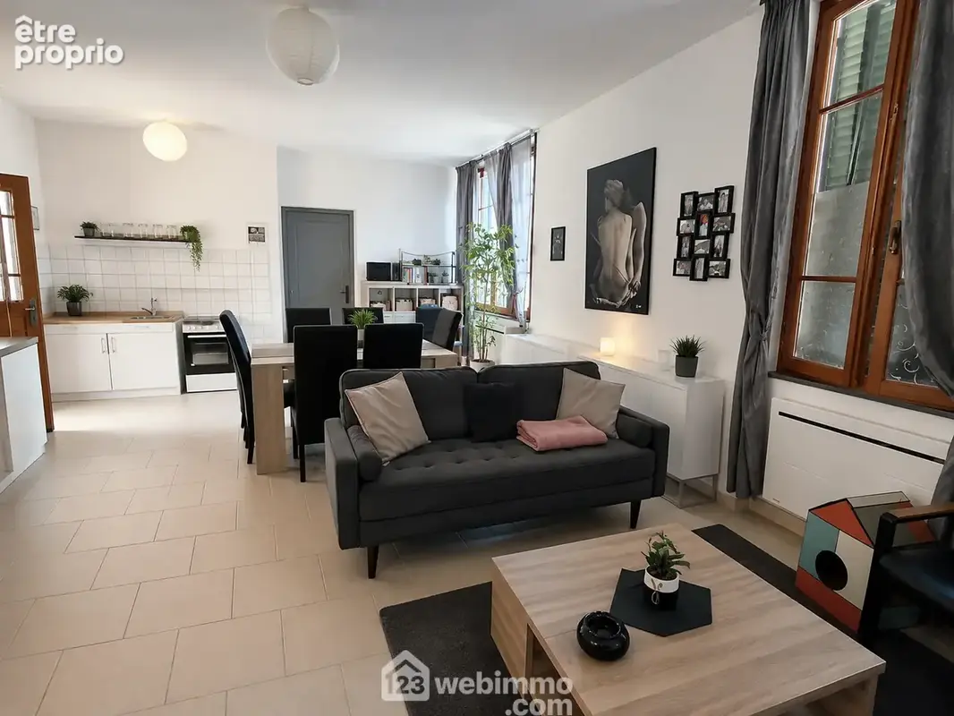 Une pièce de vie de 31 m² avec cuisine ouverte