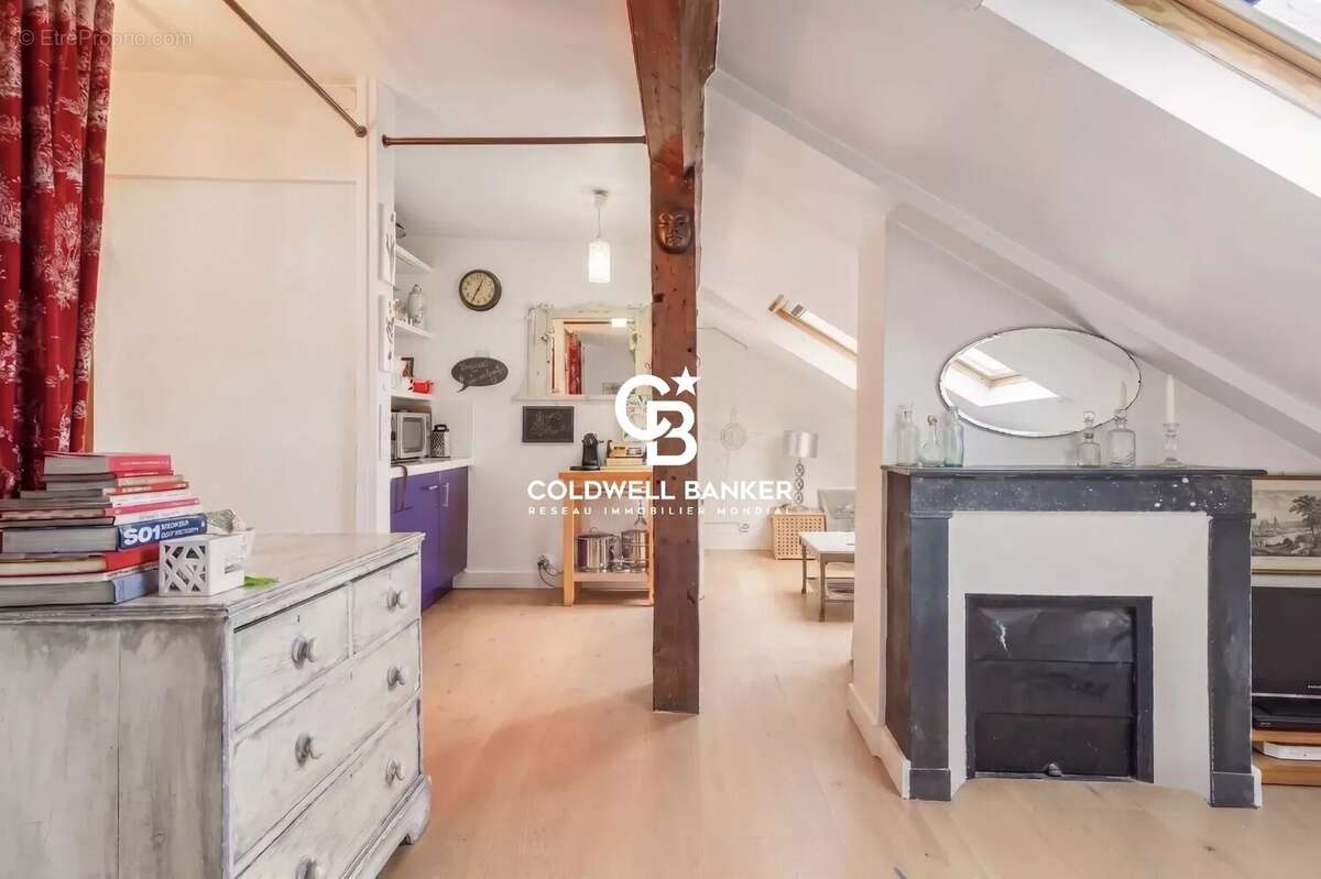 Exclusivité Coldwell Banker - Studio mansardé dans le Marais - photo 2